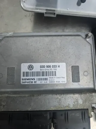 VW  Fox  Motorsteuergerät 03D906033H Satz - Bild 4