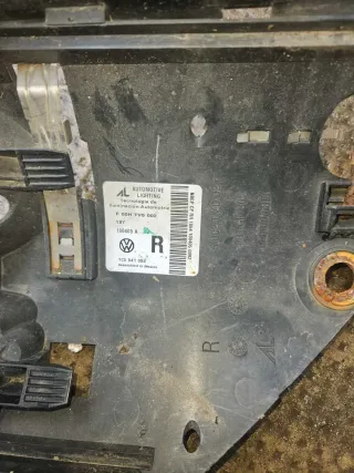Aufnahme Halterung für Scheinwerfer vorn rechts Original VW New Beetle Cabrio  1C0941054 - Bild 2