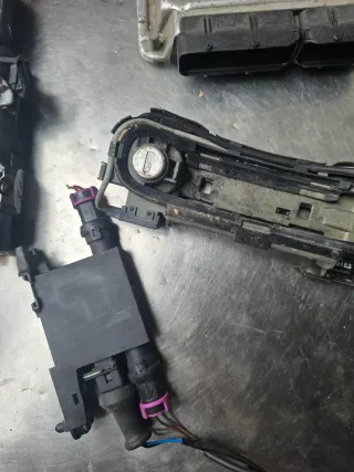 AUDI A3 8L 1.6 Motor Motorsteuergerät Satz 06A906032EE - Bild 2